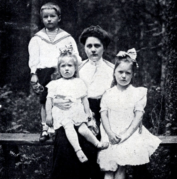 Софья Васильевна Шостакович с детьми Дмитрием, Зоей и Марией. 1911 г. Публикуется впервые
