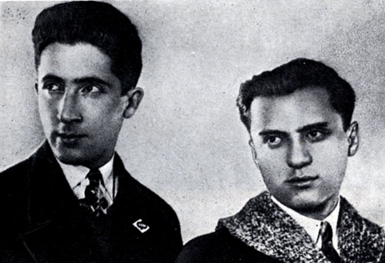 Кинорежиссеры Г. Козинцев (слева) и Л. Трауберг