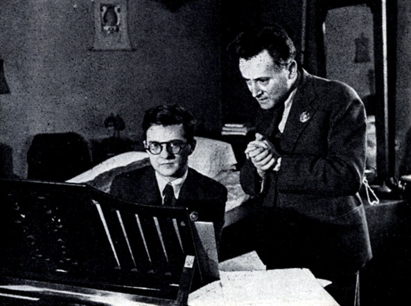 Д. Д. Шостакович и кинорежиссер Ф. М. Эрмлер за работой. 1940 г. Публикуется впервые