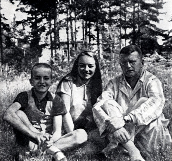 Д. Д. Шостакович с детьми Галиной и Максимом. 1946 г