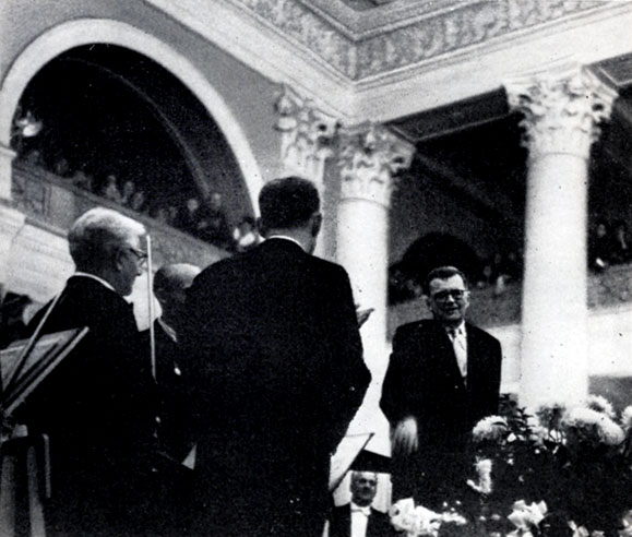 Д. Д. Шостакович после премьеры Двенадцатой симфонии в Ленинграде. 1961 г. Публикуется впервые
