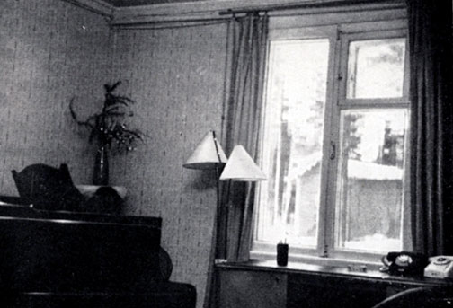 Кабинет в коттедже № 20 Дома творчества композиторов 'Репино', где Д. Д. Шостакович жил и работал в 1961-1975 гг. Фото 1976 г
