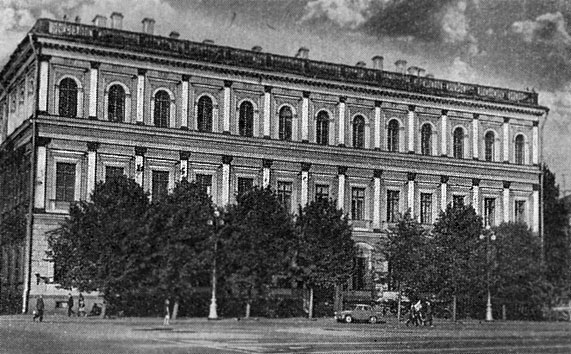 Исаакиевская площадь, дом № 4 (здание, в котором помещался Лесной департамент). Современная фотография