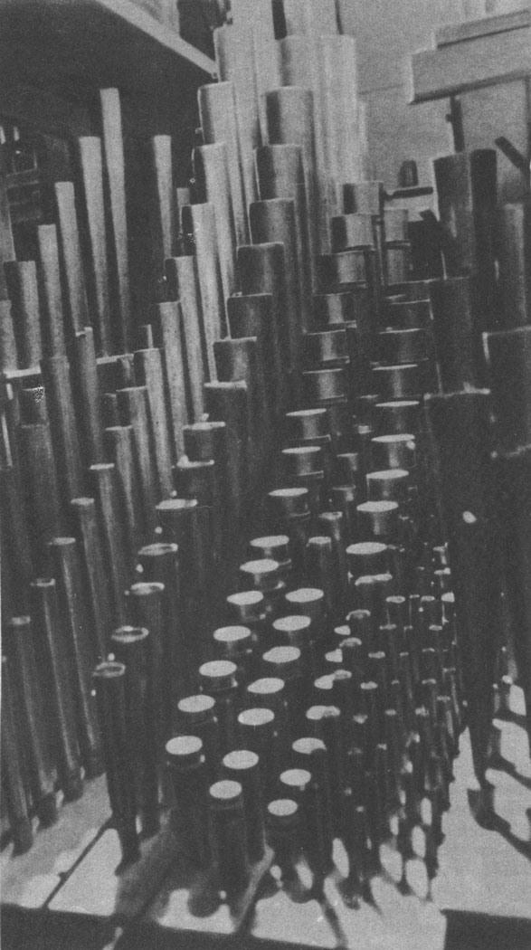 Внутри органа зала имени П. И. Чайковского. Видны открытые и закрытые металлические трубы