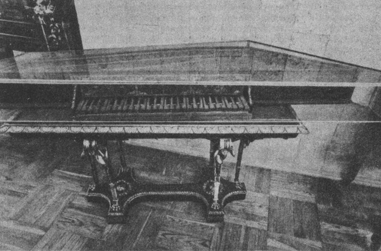 Старинный клавесин, экспонируемый в Музее музыкальной культуры имени М. И. Глинки. Для сохранности верхняя часть инструмента закрыта плексигласом