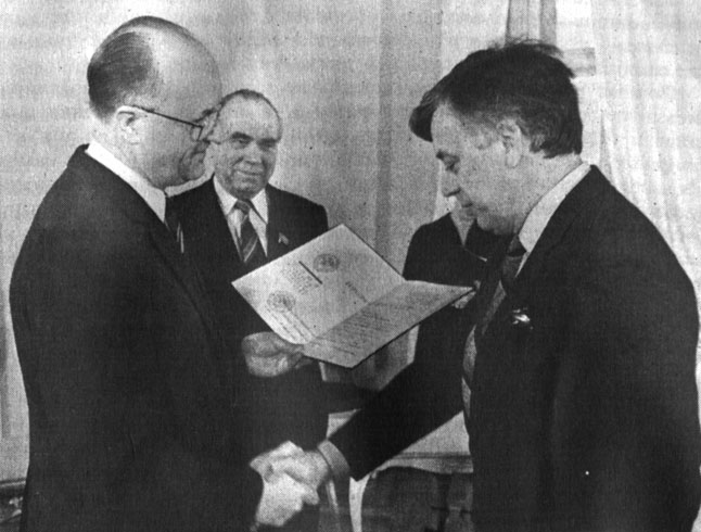 1985 г. Раймонду Паулсу вручается Диплом о присвоении звания народного  артиста СССР