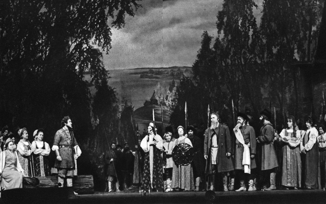 'Иван Сусанин' (постановка 1945 г.). Сцена из I действия. Большой театр. 1970-е гг